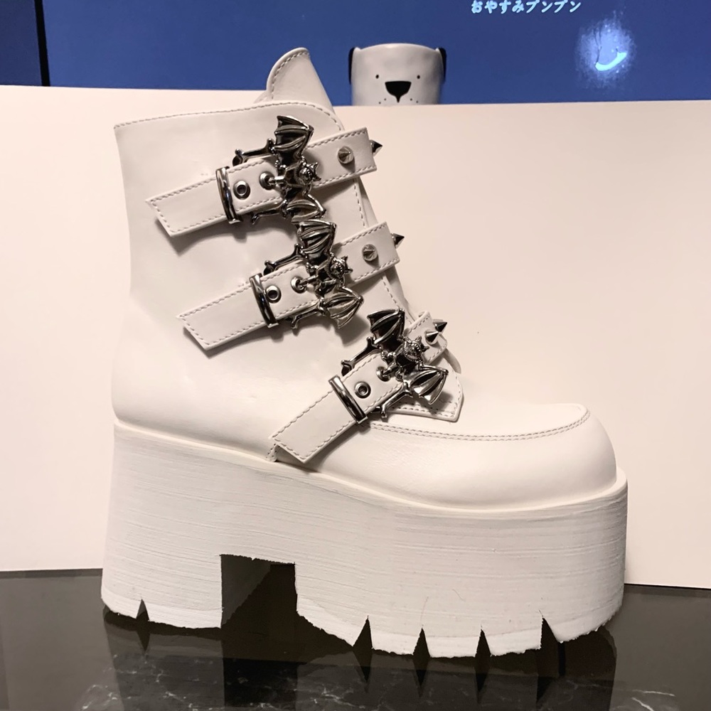 Demonia (Ashes-55 in White)